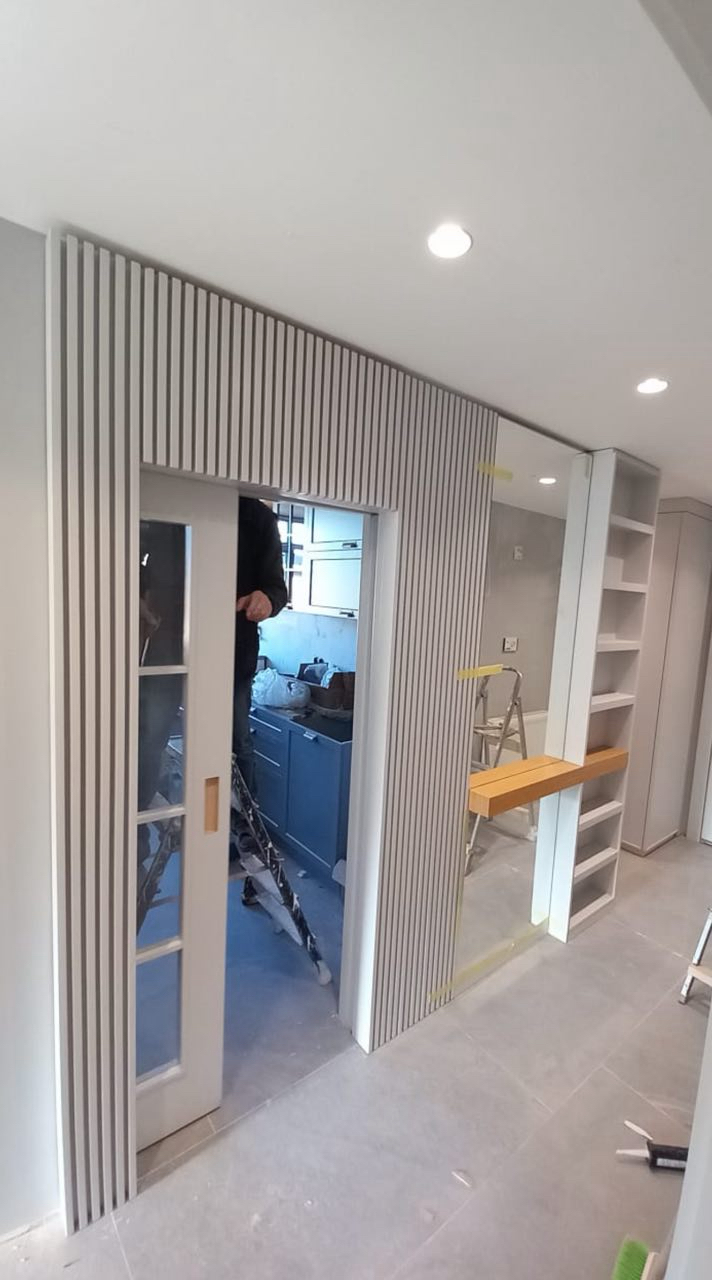 Modern antre dolabı ve dekoratif duvar paneli uygulaması