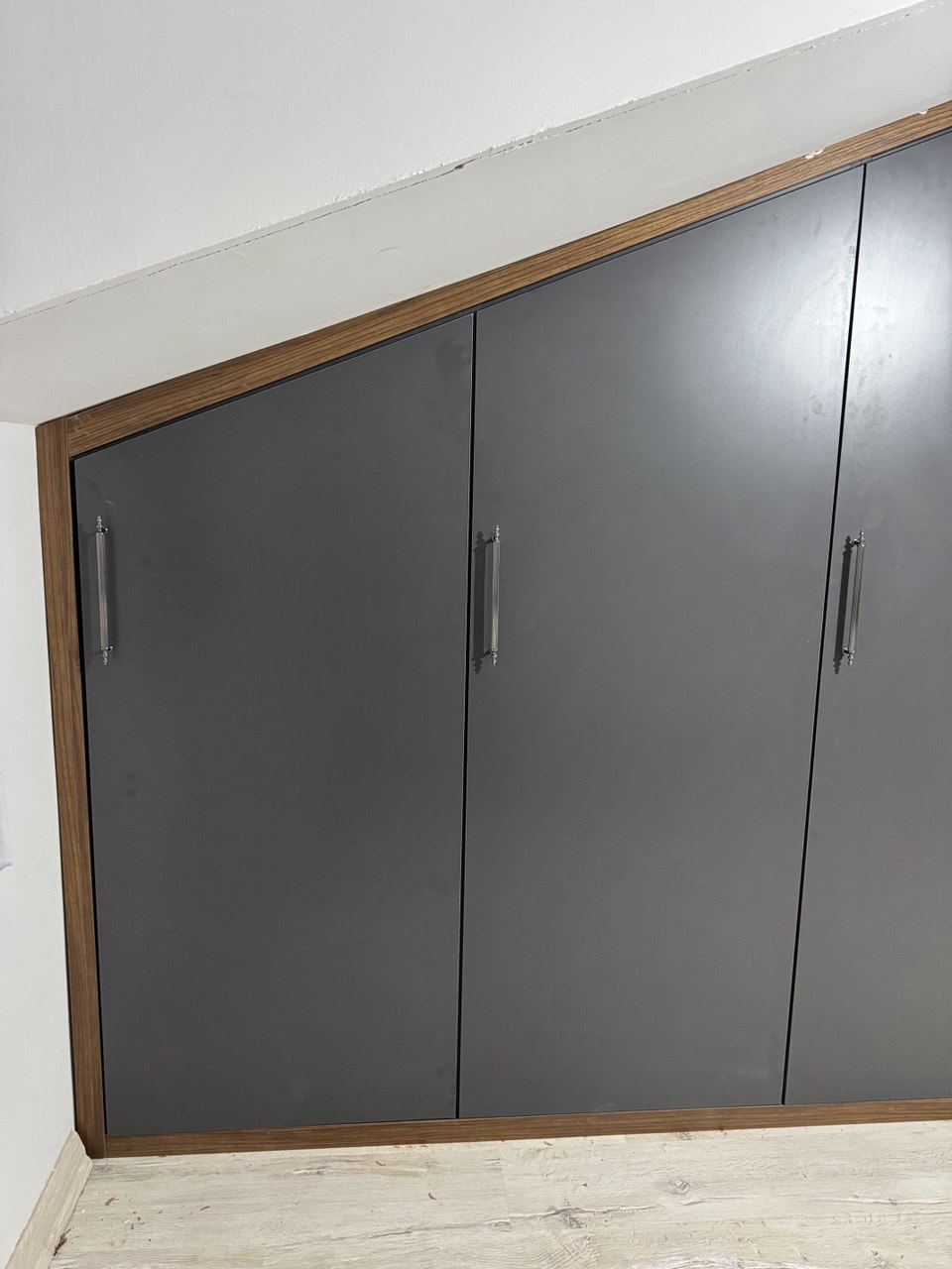 Modern kapaklı gardırop ve depolama çözümü