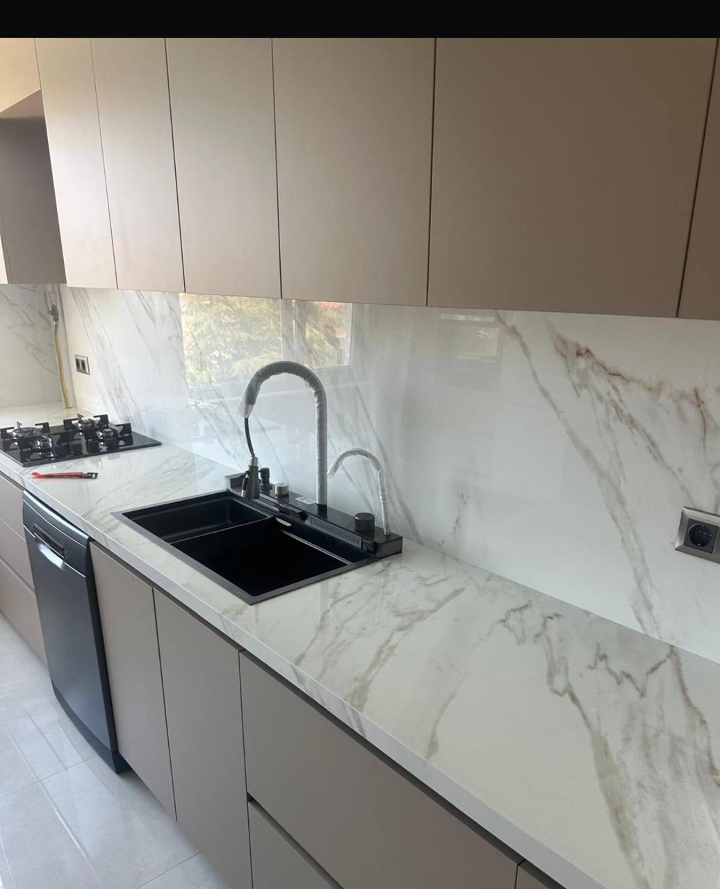 Minimal mutfak tezgahı ve mermer görünümlü backsplash uygulaması