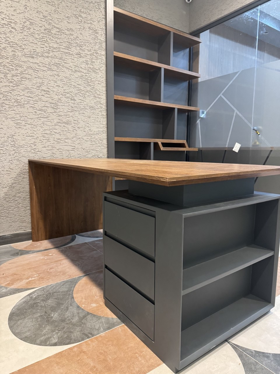 Özel tasarım ahşap ofis masası ve raf ünitesi