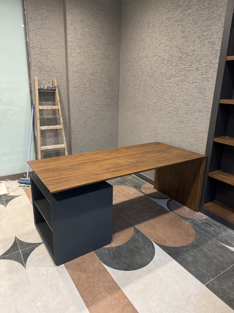 Modern çalışma masası ve duvar raf sistemi uygulaması