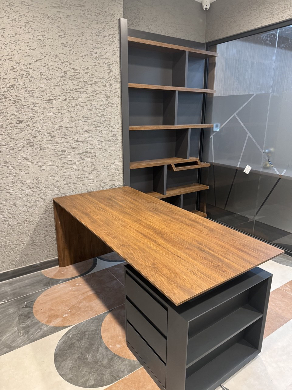 Endüstriyel tarz ofis masa ve depolama ünitesi