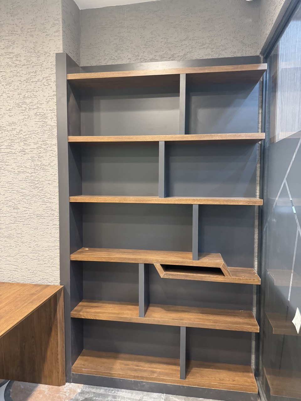 Duvara monte dekoratif raf sistemi ve çalışma alanı