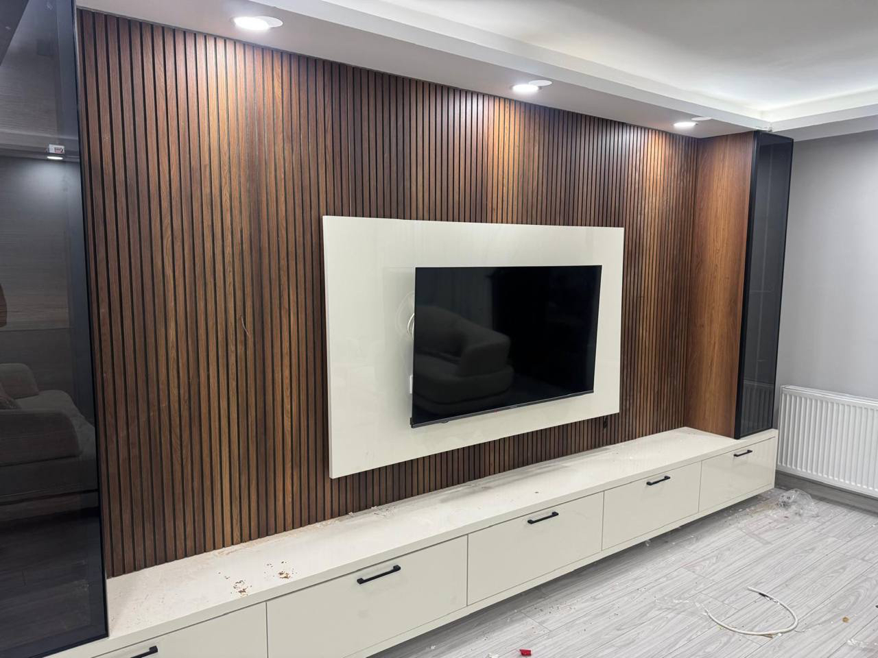 Ahşap çıtalı duvar paneli ve modern TV ünitesi tasarımı